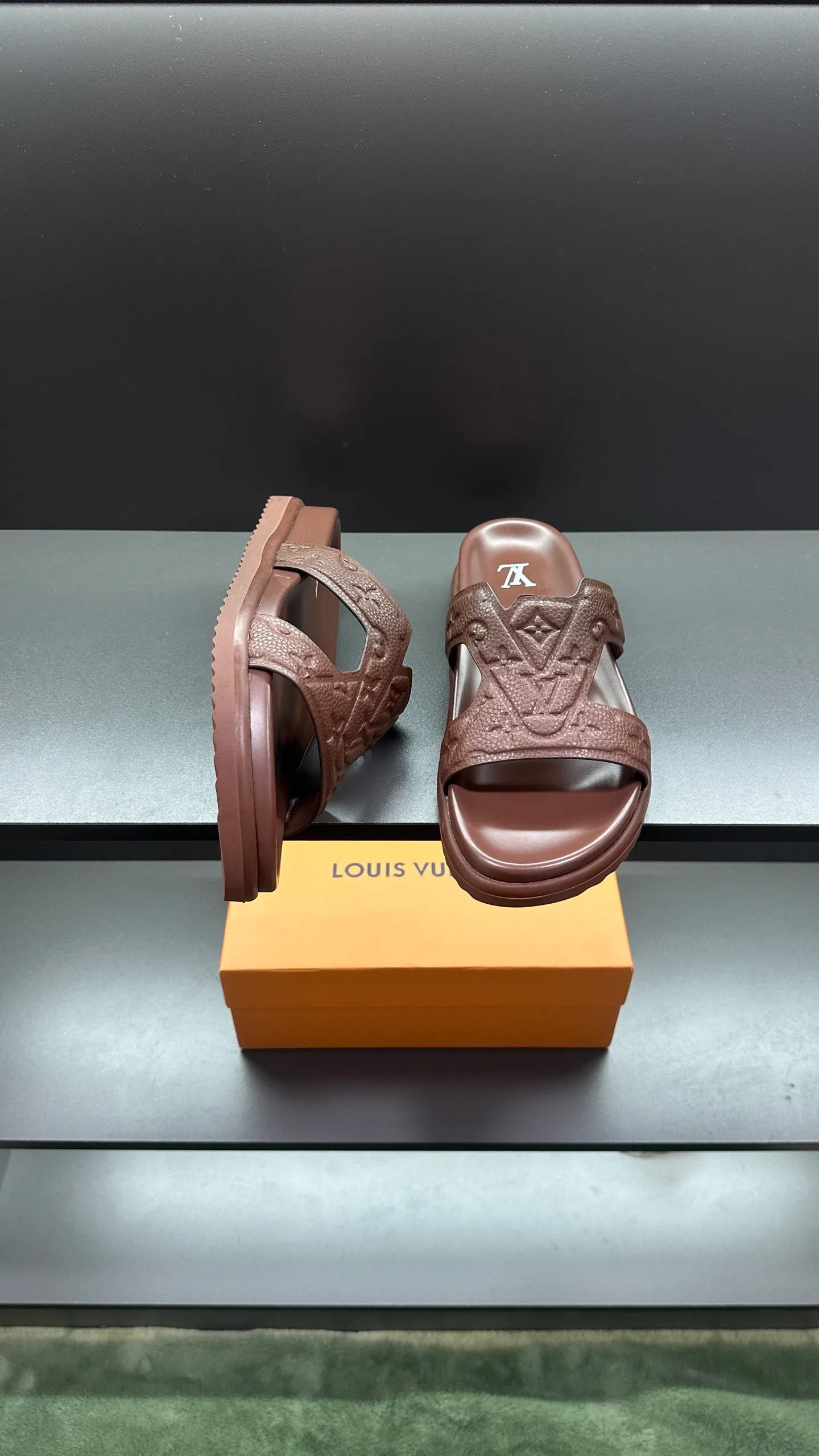 P300 🔍Top purchasing agent LV men's spring and summer slippers counter synchronized. The upper is made of cowhide fabric imported from Italy, with logo graphics and high-quality craftsmanship. The sole is: the original sole provided by the original factory. The exclusive molded sole is super comfortable. The original factory follows the order. 🔍🔍High quality. You can enter and exit the counter at will. Welcome to compare. Size 38-45
